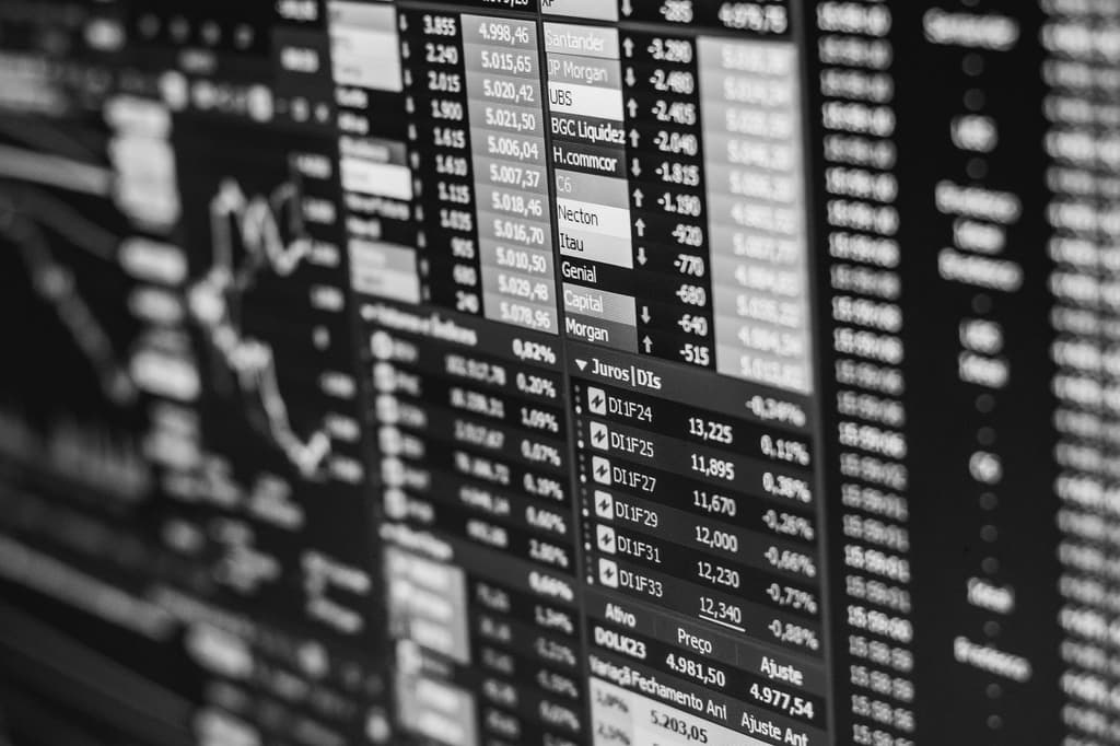 Кэшбэк на инвестиции и брокерские услуги в 2025–2026: что реально вернуть
